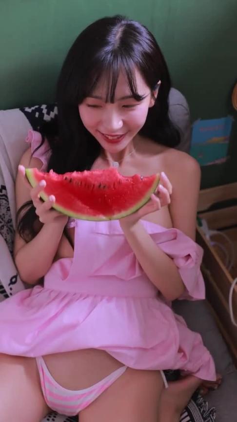 前方核能!极萌yoona吃西瓜超诱人 预览截图 12