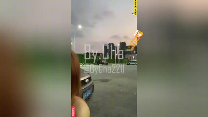 【露出勾搭】全裸勾引路人吓坏小哥卖力口交众车经过真刺激! 预览截图 10