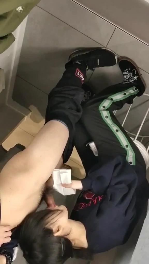 门事件 学生去化妆室口交 预览截图 1