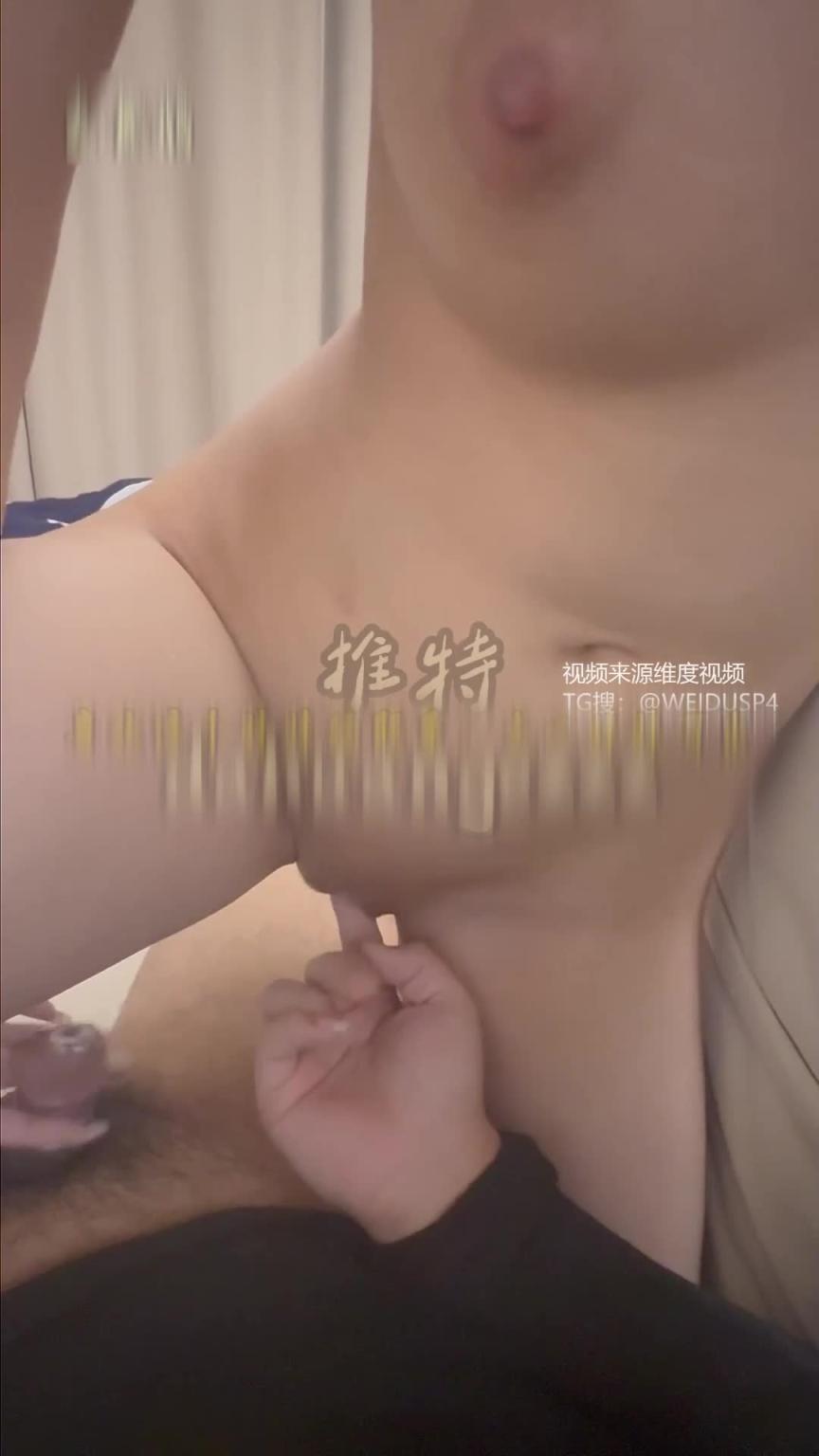 约个小只马色女回家,一上沙发就忍不住足交害我哥们硬了,只好满足她了 预览截图 6