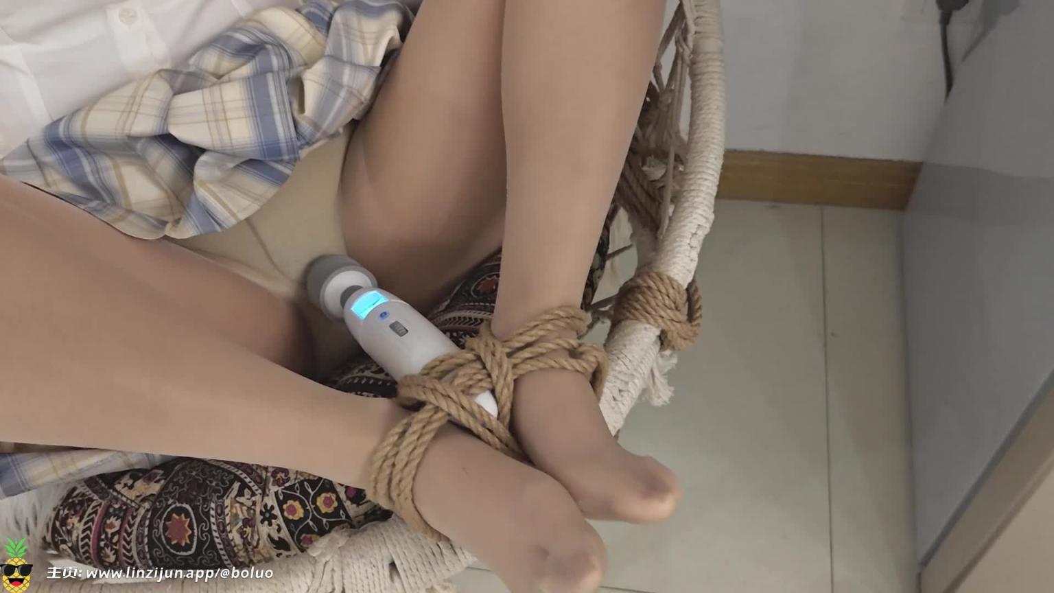 【菠萝摄影】小依第十一集：无知少女被绑吊椅上玩弄，把她的脚做成“炮机”！脚缚玩具固定！驷马！震动调教！JK肉丝！分腿！ 预览截图 6