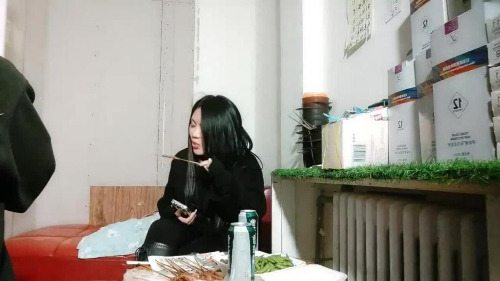 【大内密探探花】泡良高手带妹子回宿舍，吃饱喝足操逼，慢慢凑近摸摸搞搞，美女欲拒还迎，按到床上扒掉裤子操 预览截图 1