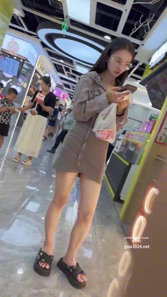 各位大爷来看看美女的裙底 预览截图 1