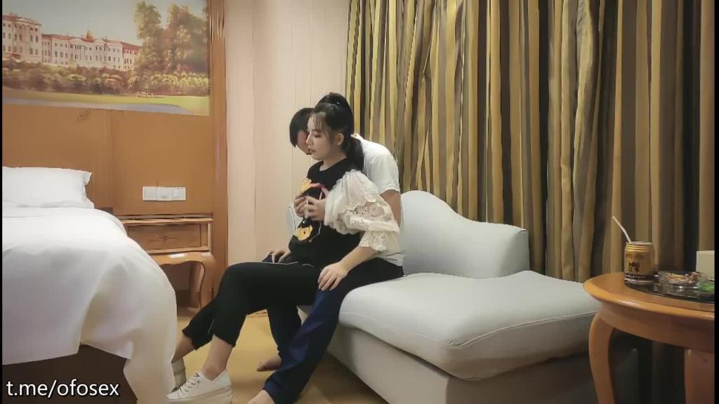 【小马寻花】五官非常精致甜妹小姐姐,半脱下裤子舌吻调情,特写手指摩擦扣穴,抬腿侧入勐操喊好硬1080高清_学生妹_酒店真实偷拍 预览截图 1