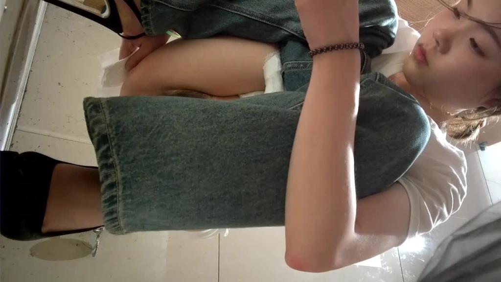 酒吧女厕前景高清偷拍两次入厕极品恨天高跟美女超嫩小通通 预览截图 1