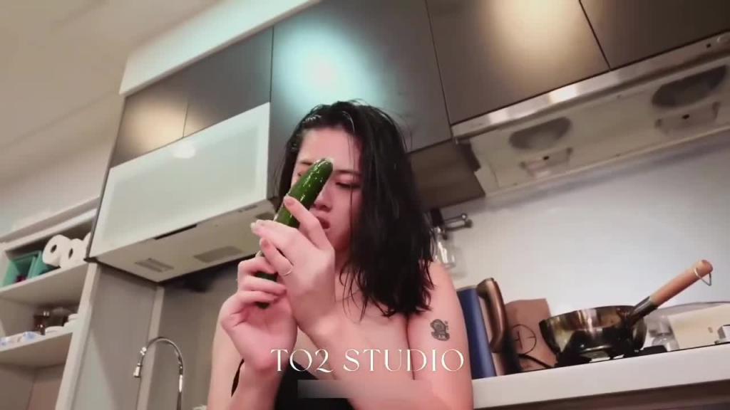 三穴全塞-老公不在家只能用黄瓜和胡萝卜来发泄的少妇,淫荡的口水拉丝,尝试肛塞插进肛门又被弹出来了 预览截图 6