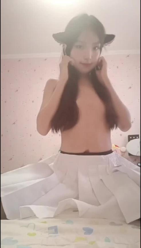 长相清纯的大学生戴着可爱的猫耳,做着反差表情自慰 预览截图 3