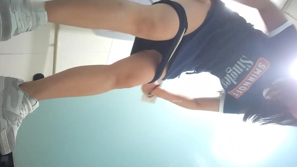 新流出 #高校女厕 高清全景偷拍学妹尿尿踩屎鞋靓妹 预览截图 7