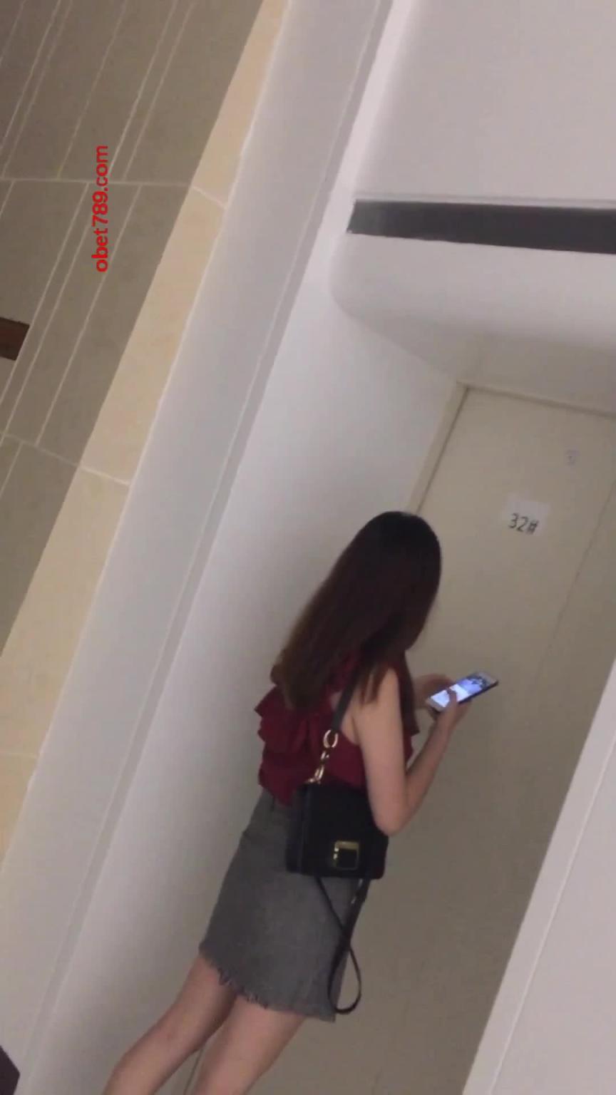 尾随偷拍气质颜值美女裙底风光 预览截图 3