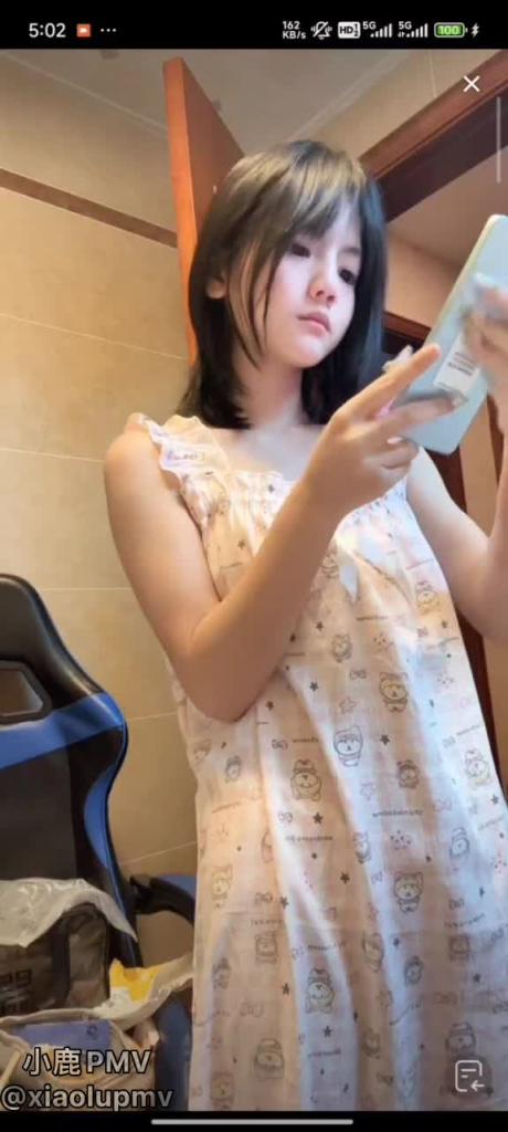 女大学生暑假开直播不小心把自己的奶子漏出来给大家看到了，虽然不大不过翘翘的还挺可爱🤣 预览截图 2