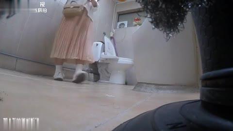 针孔摄像头厕拍舞蹈学校少女们撒尿!撒泡尿的功夫还练几下舞蹈 预览截图 8