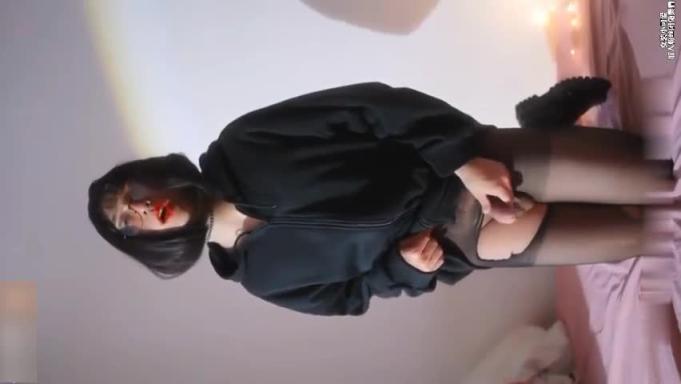 诱惑极品眼镜娘,女友不在的日子里换上女装发骚自摸 预览截图 2
