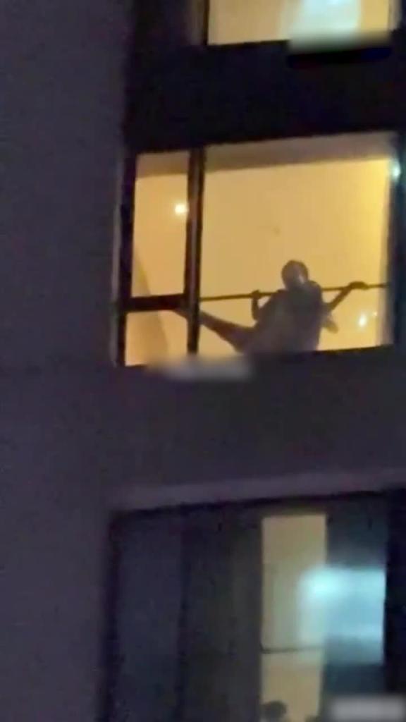 广州萤火虫漫展上 不拉窗帘在窗台前勐烈打桩 不雅一幕 吃瓜群众纷纷举起手机 记录狗男女激情一刻 ! 预览截图 10