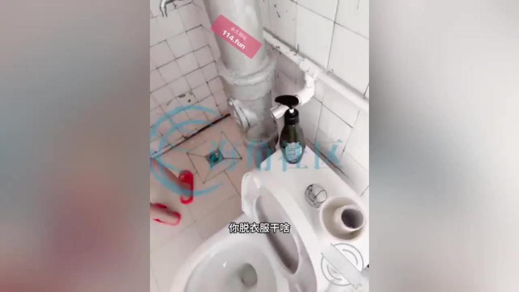 【兄妹乱伦】变态老哥找到妹妹新租的房了 强迫吃鸡 淫语羞辱 无套内射“哥的鸡巴操的好爽” 预览截图 3