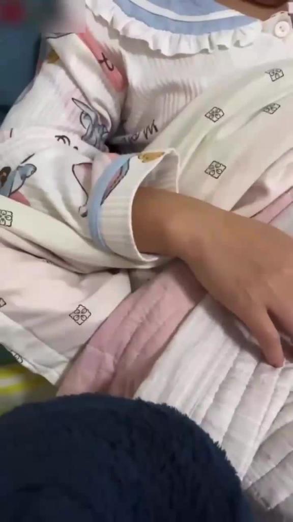 [重庆母子乱伦恋母儿子强上骚妈] 预览截图 4