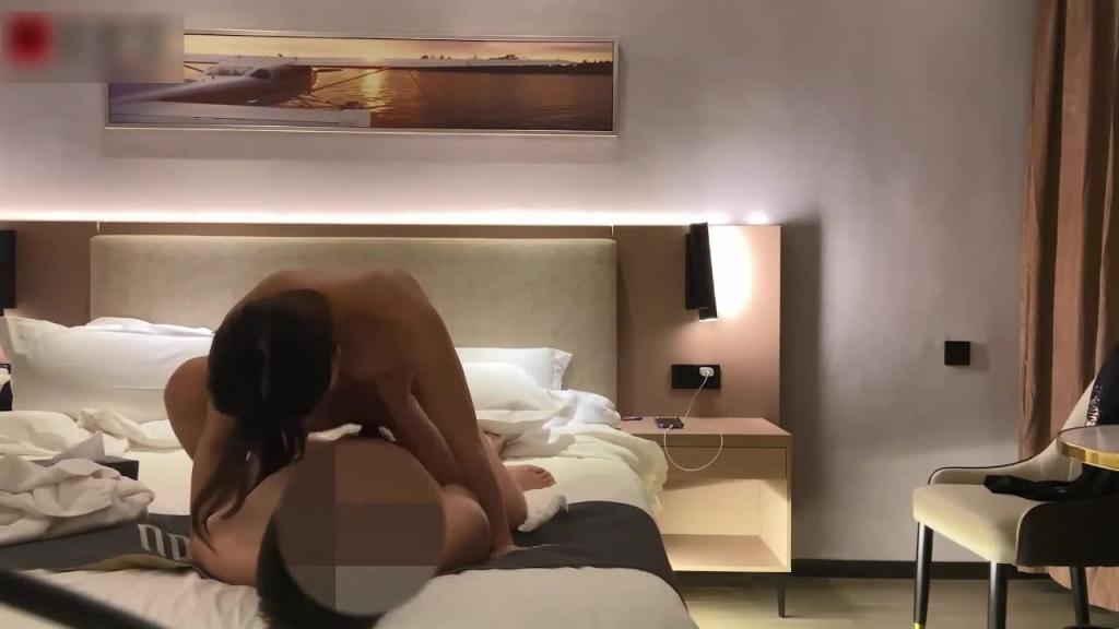 【夺命蹲蹲蹲,用逼撸吊一般人扛不住】吃鸡吧超深情的眼神,杀伤力太强了,极品小骚货胡言乱语床上功夫一流 预览截图 5