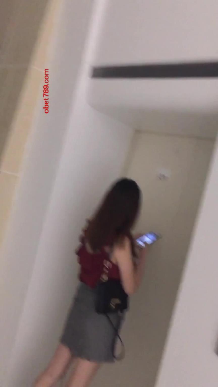 尾随偷拍气质颜值美女裙底风光 预览截图 4