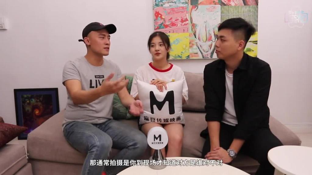 突袭国产AV拍摄现场麻豆女优访谈之兄妹蕉情之爱访谈 预览截图 4