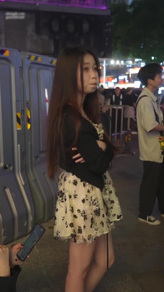 裙子非常短还没穿安全裤,走路的时候内裤边都能露出来一点点,里面是卡通草莓内,笑起来有点像虞S欣 预览截图 1