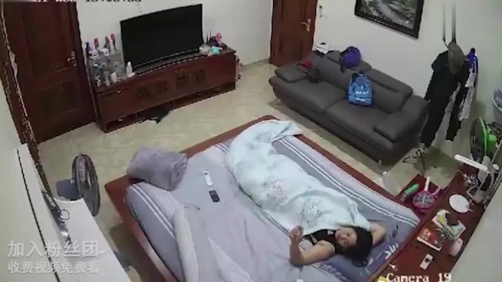 儿子都十八了还天天和妈妈睡一张床还舔妈妈逼,妈妈给儿子舔屁眼 预览截图 1