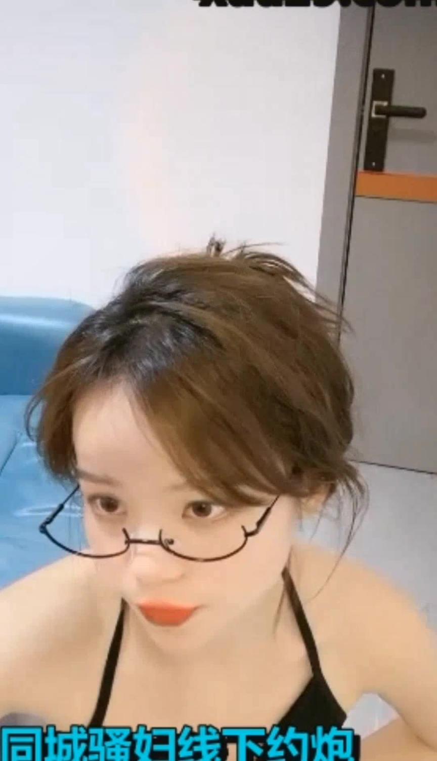 哺乳期小少妇用力挤出乳汁的快感 预览截图 1