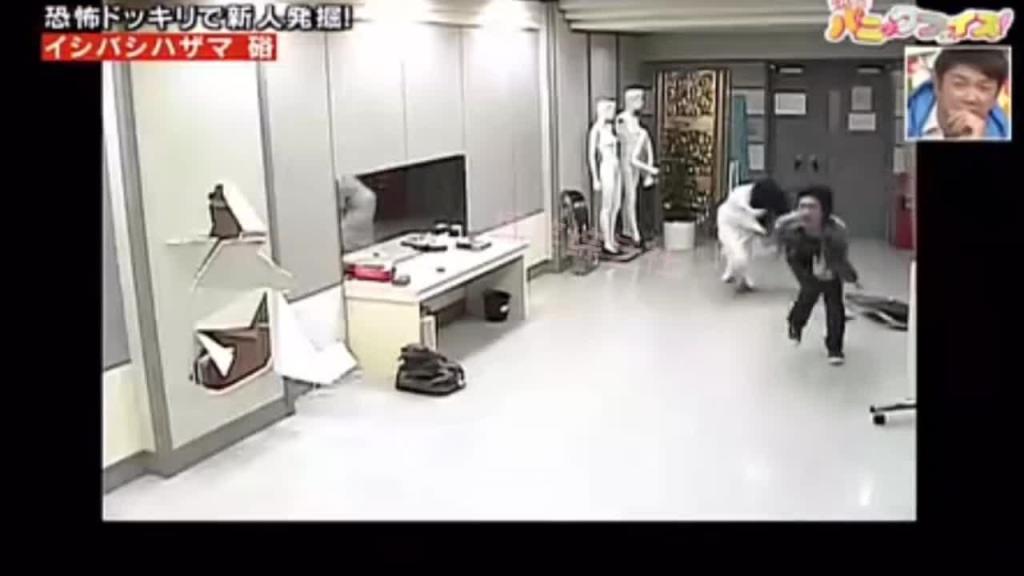 假如你正聚精会神的照镜子 突然镜子里出现一个女人 这时你会有什么反应呢? 预览截图 7
