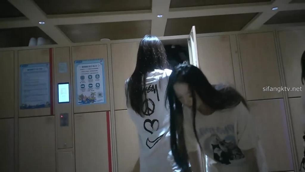 【贫乳姐妹花被偷拍，女孩在外一定要注意】水上乐园抄底各种高颜值女孩，姐妹两换装全程都被偷拍下来了 预览截图 1