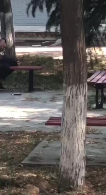 工厂实习生忍不住骚痒直接就在户外的长凳上打炮 预览截图 1