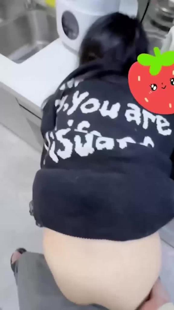 乱伦妹妹,强行按住在厨房吃外面的妹妹,厨房操玩房间操,淫声传遍整个房间 预览截图 2