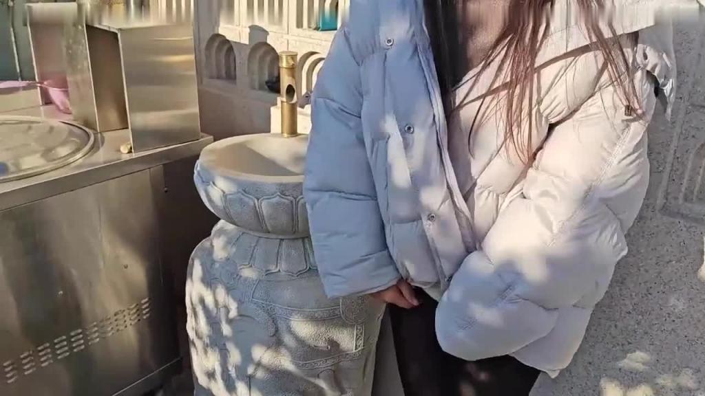 骚妈穿着厚黑带假鸡巴暴露,被人发现不敢动了,做爱让遛狗大姨看见了,这一天真是刺激 预览截图 1