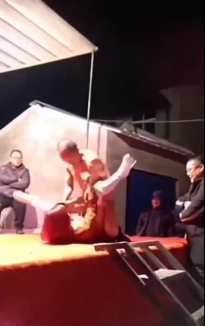 大爷玩真的啊,表把表演的舞女按着操,拉都拉不住 预览截图 7