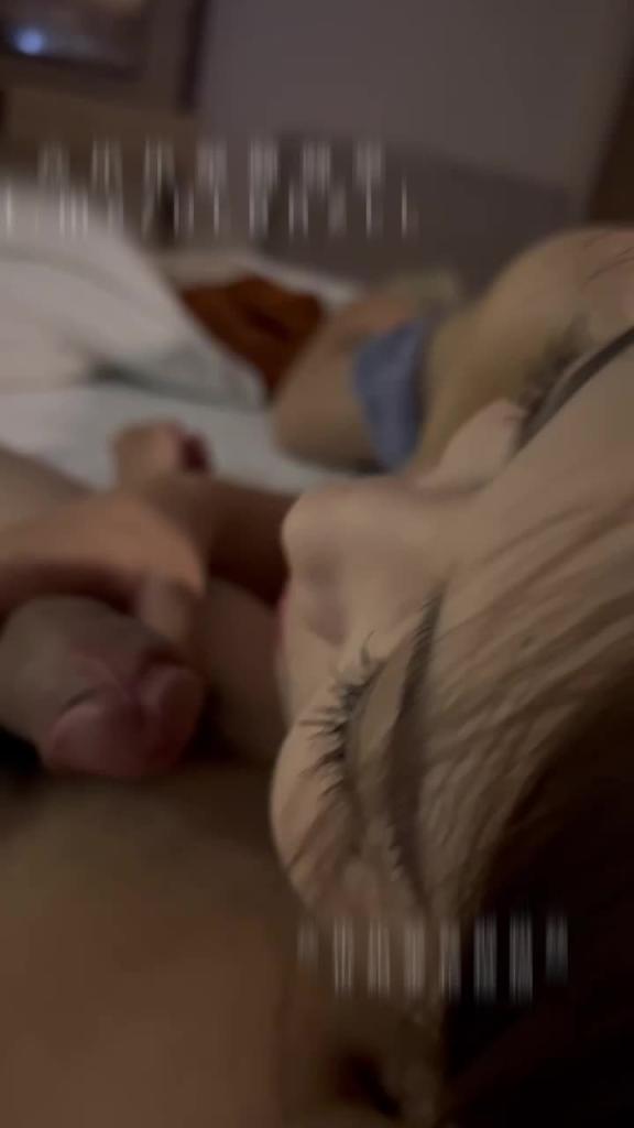 掌中宝型美乳女孩喜欢骑马做爱 预览截图 6