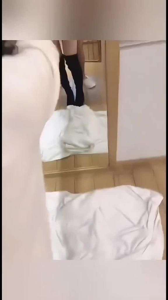 【开房时男友打电话,惹女主生气一直道歉】注意看胸上一颗痣确认是同个人,快来认认这是谁女朋友,把男友忽 预览截图 2