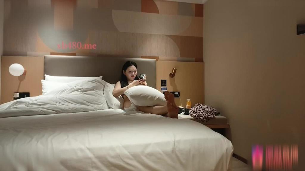 杏吧强哥 约了穿着非常性感的漂亮妹妹,紧身牛仔裤勾勒妖娆身材非常带感,干到后面下面都干肿了水都流干了 预览截图 2