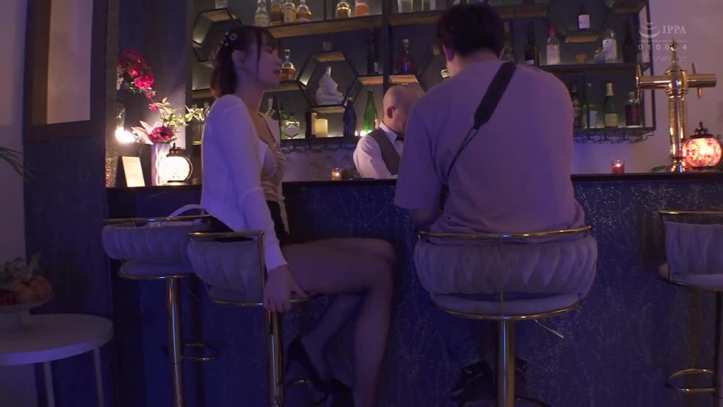 银座酒吧的美女穿着黑色丝袜美腿诱惑逆追求，蒸汗脚交和蟹腿骑乘让男人连续射精天才级的肉棒玩弄 美谷朱音 WAAA-540 预览截图 2