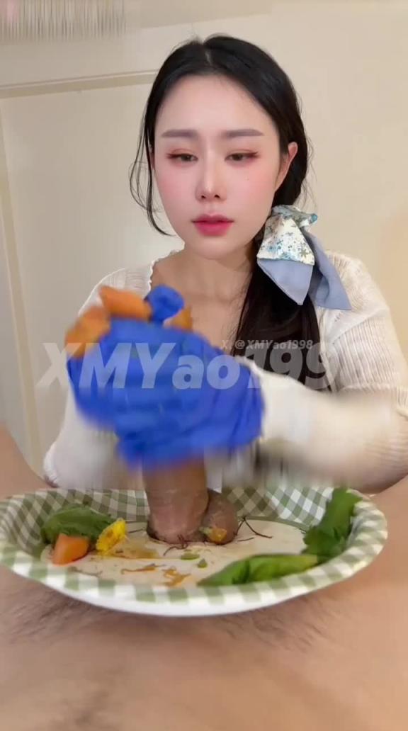 汐梦瑶 芥末鸡巴刺身+精液寿司 把三文鱼均匀涂抹上芥末,左右各一片包裹着鸡巴 预览截图 7