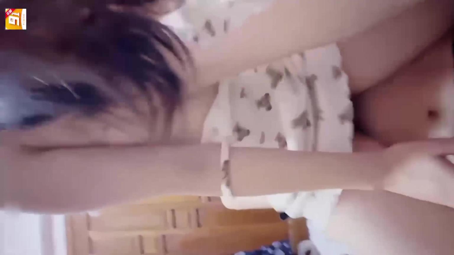 【真实乱伦原创】趁爸妈睡着后,偷偷跑到妹妹房间掀开被子,偷操她的嫩穴,拽着双马尾狠操连续两次内射!从床上干到牀下妹妹逼太紧了! 预览截图 8