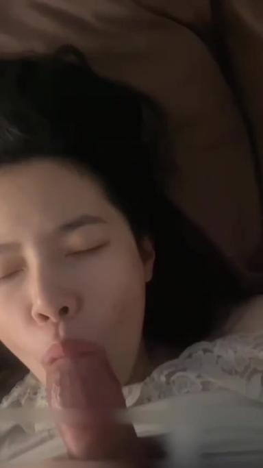 情侣泄密日常第三-大鸡吧只能含住一个龟头,射了还要继续操几下 预览截图 1