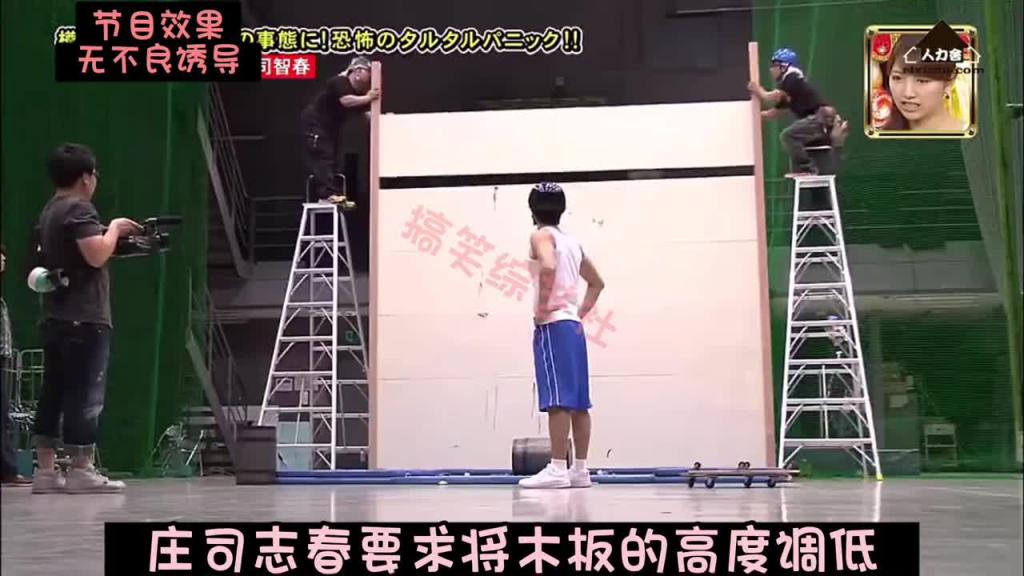 爆笑整蛊 随意丢木桶 结果把人砸了！！！ 预览截图 8