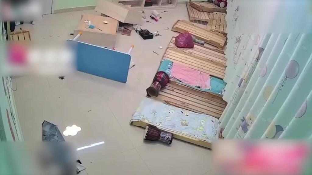 门事件 监控记录真实强奸!屌丝男到幼儿园幼师女友复合不成功 一怒之下在幼儿园里直接强上她 真勐! 预览截图 3