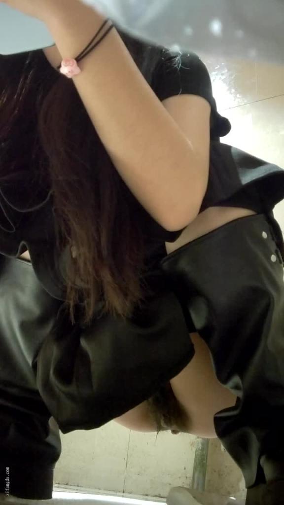 厕所偷拍甜酷美女尿尿的样子 预览截图 5