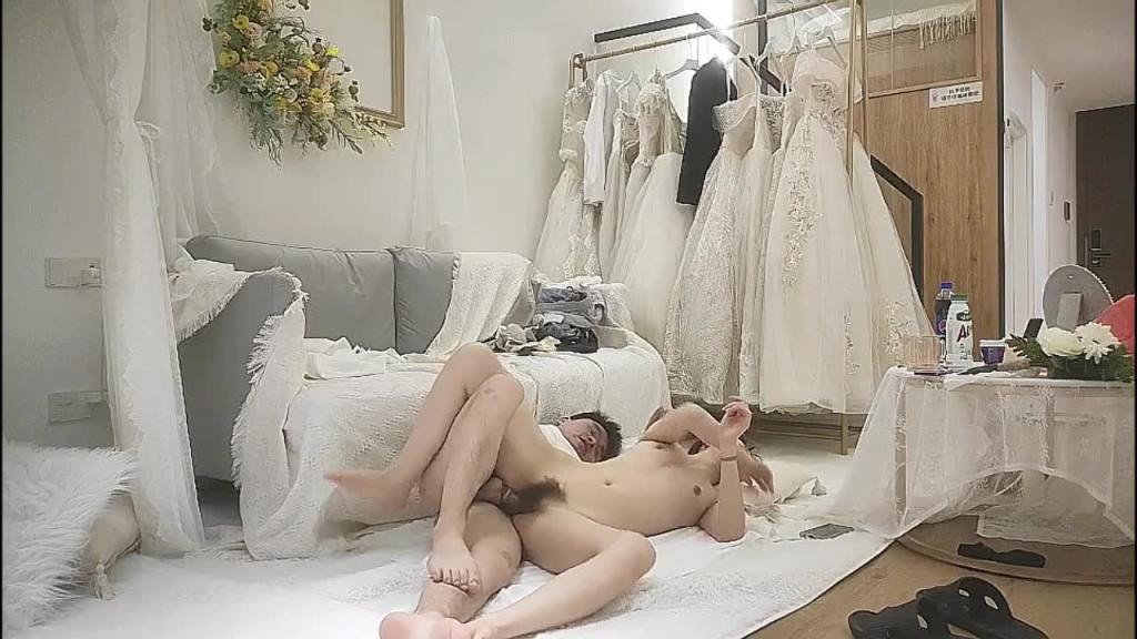 婚纱店操萝莉音小妹,休学大学生眼镜妹返场,搭档是个勐男,各种姿势抱起来爆操 预览截图 7