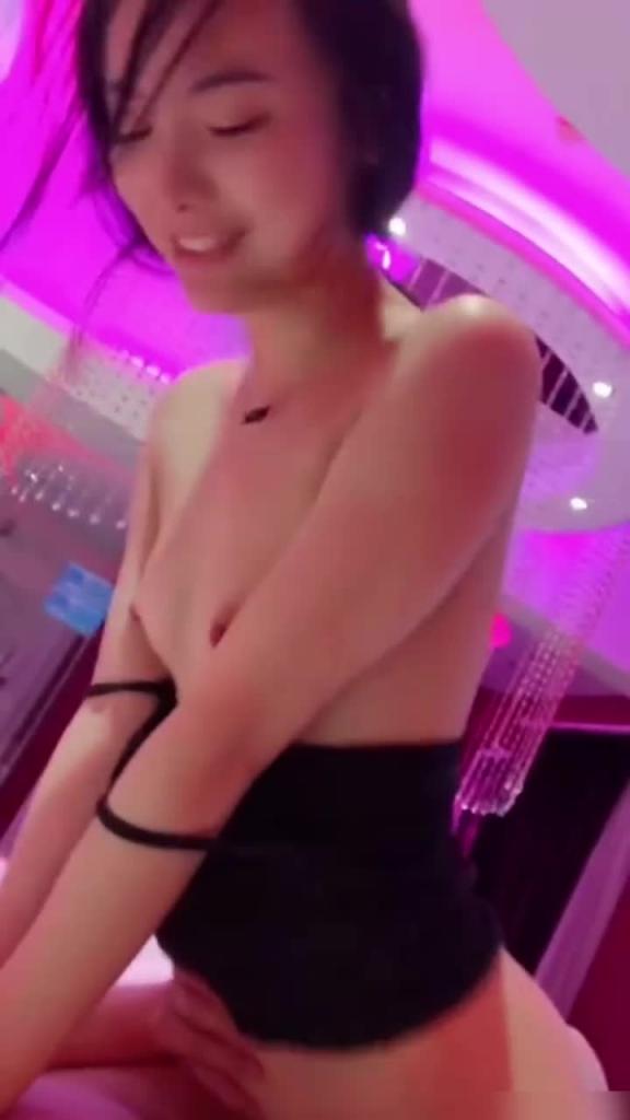 【开房时男友打电话,惹女主生气一直道歉】注意看胸上一颗痣确认是同个人,快来认认这是谁女朋友,把男友忽 预览截图 5