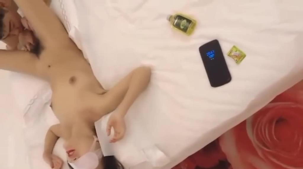 绿帽浮妻带老婆第一次体验养生按摩被轮操 预览截图 3