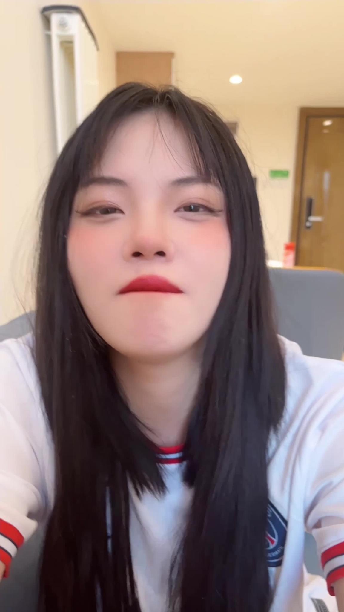 原创 牙牙 约大学同学来家里看球结果喝开了 预览截图 5