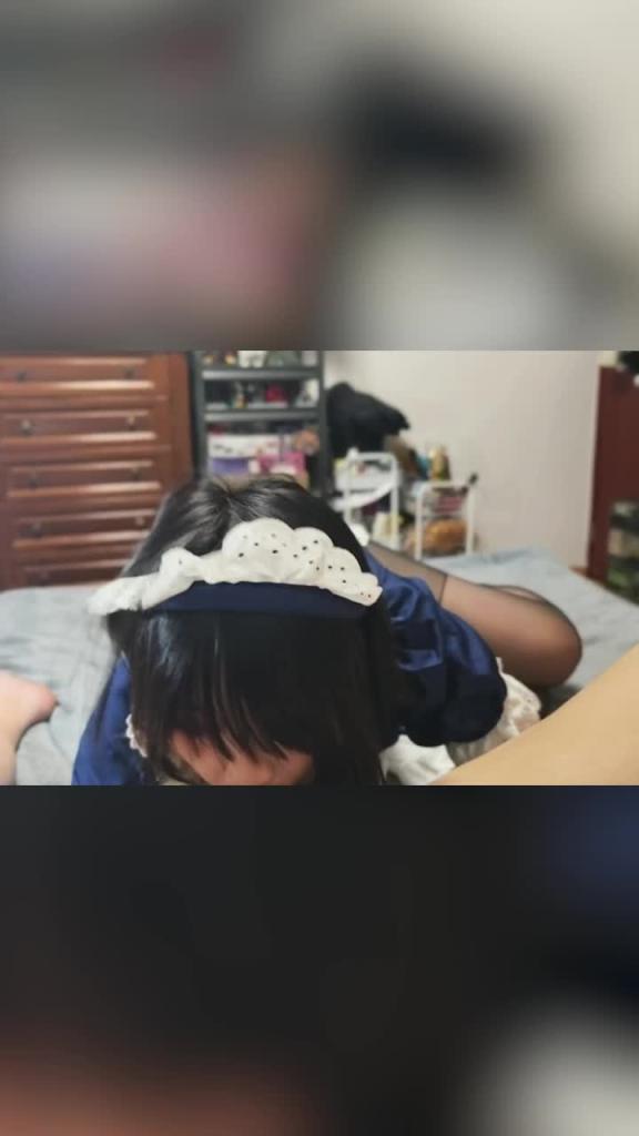 骚包女仆腿开开肉穴诱惑，还笑的挺淫荡，肉便器可当的真合适 预览截图 12