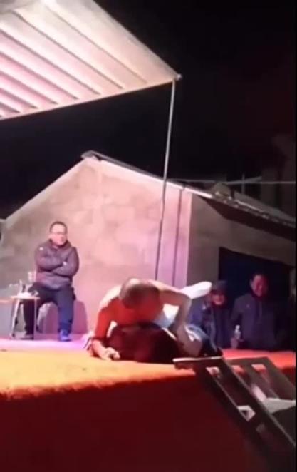 大爷玩真的啊,表把表演的舞女按着操,拉都拉不住 预览截图 9