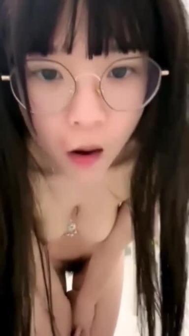 反差骚学生妹﹣大奶眼镜妹子主动狗男友深喉 预览截图 2