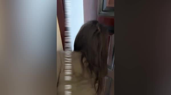 尴尬了!楼道艹被发现了,匆忙进屋关门 预览截图 3