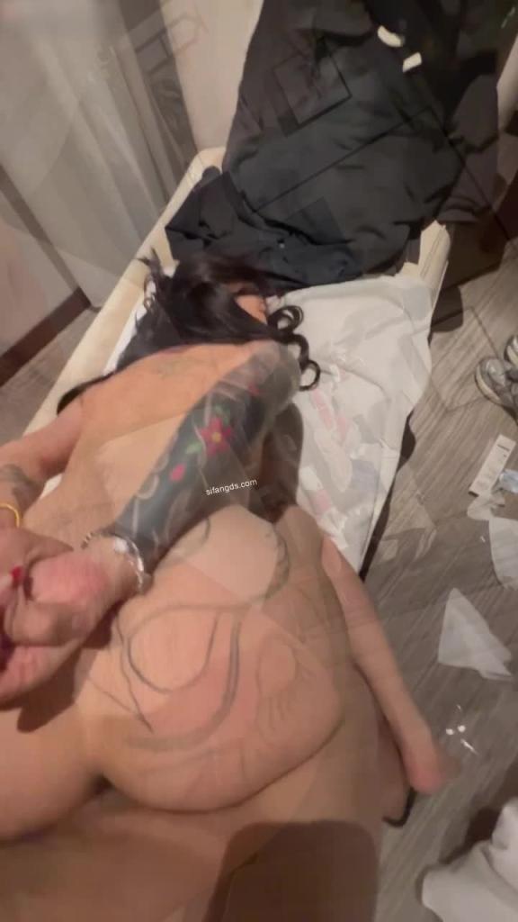 江大校花爽到喷尿!美尻操的鸡巴爽,绝顶高潮! 预览截图 9